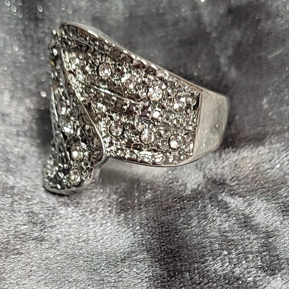 Classic sliver plated crystal Rhinestone Ring - Picture 4 of 5